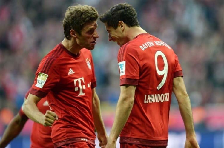 Fußball heute: Bayerns Robert Lewandowski und Thomas Müller - heute nicht zusammen auf dem Spielfeld. AFP PHOTO / CHRISTOF STACHE