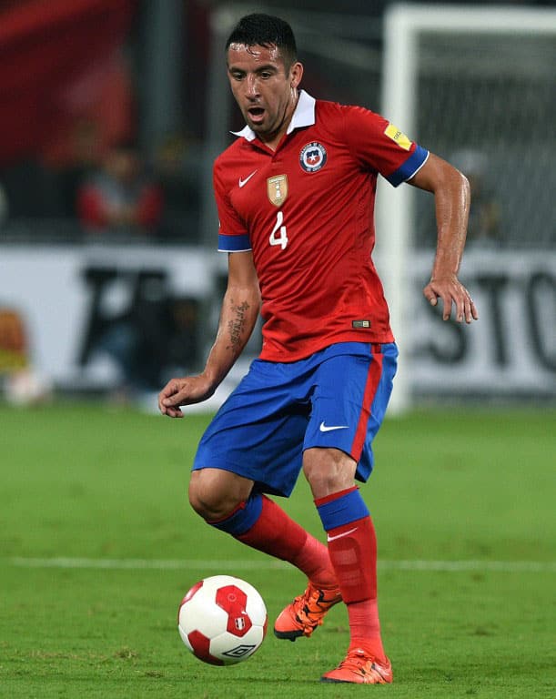 Chile's Mauricio Isla Chile's gegen Peru im neuen Chile-Trikot am 13.Oktober 2015. AFP PHOTO / CRIS BOURONCLE / AFP / CRIS BOURONCLE