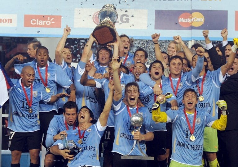 Uruguays's Kapitän Diego Lugano (C) stemmt den Pokal der Copa America 2011 in die Höhe - man gewinnt gegen Paraguay mit 3:0. AFP PHOTO / ANTONIO SCORZA