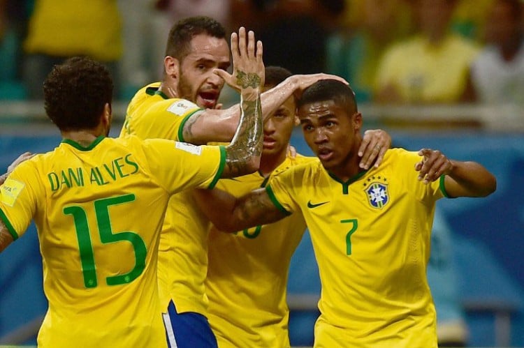 Brasilien nach 7 Jahren das erste Mal wieder auf Platz 1. AFP PHOTO / CHRISTOPHE SIMON