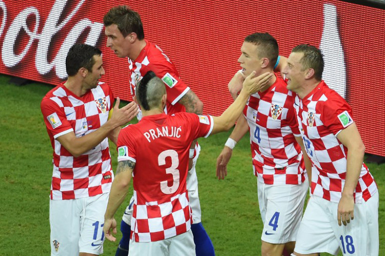 Kroatiens Ivan Perisic (2nd R) feiert sein Tor gegen Kamerun. AFP PHOTO / EMMANUEL DUNAND / AFP / EMMANUEL DUNAND