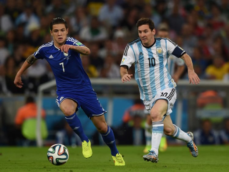 Lionel Messi (R) gegen Bosnien-Herzegowinas Abwehrspieler Muhamed Besic beim Gruppe F Spiel bei der WM 2014 im Maracana Stadium in Rio De Janeiro am 15.Juni 2014. AFP PHOTO / CHRISTOPHE SIMON / AFP / CHRISTOPHE SIMON