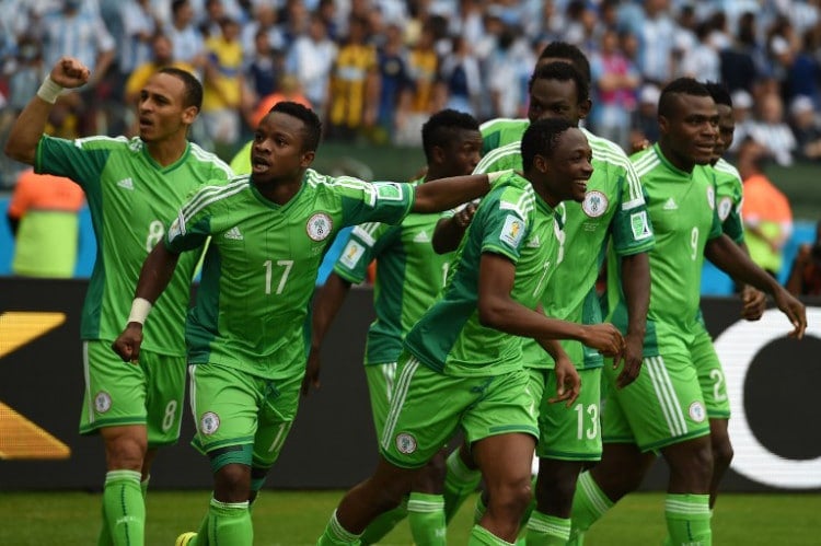 Nigeria's Stürmer Ahmed Musa (R) feiert sein Tor gegen Argentinien im Beira-Rio Stadium in Porto Alegre beim 2014 FIFA World Cup am 25.Juni 2014. AFP PHOTO / PEDRO UGARTE / AFP / PEDRO UGARTE