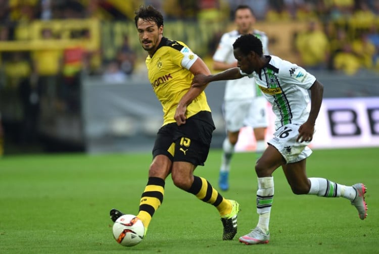 Dortmund's Abwehrchef Mats Hummels (L) gegen Mönchengladbach's Ibrahima Traore aus Guinea beim Bundesligaspiel am 15.August 2015. AFP PHOTO / PATRIK STOLLARZ