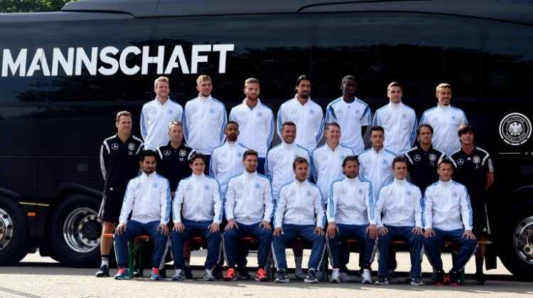 DIE MANNSCHAFT - Der DFB-Kader vor dem neuen Mercedes-Mannschaftsbus vor dem Länderspiel gegen die USA am 10.06.2015 . AFP PHOTO / PATRIK STOLLARZ