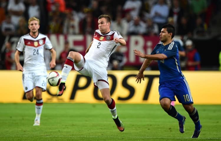 Argentiniens Stürmer Sergio Aguero (R) gegen Kevin Grosskreutz beim Freundschaftsspiel gegen Argentinien am 3.September 2014. AFP PHOTO / JOHN MACDOUGALL