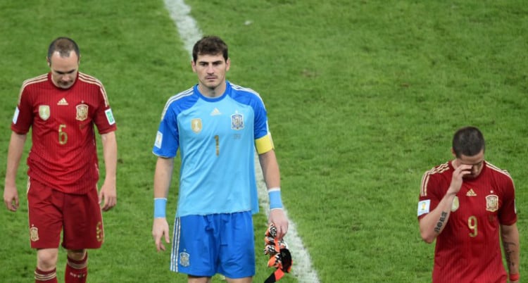 (From L) Spaniens Andres Iniesta und Kapitän Iker Casillas sowie Fernando Torres nach dem WM-Spiel 2014 gegen Chile. AFP PHOTO / YASUYOSHI CHIBA