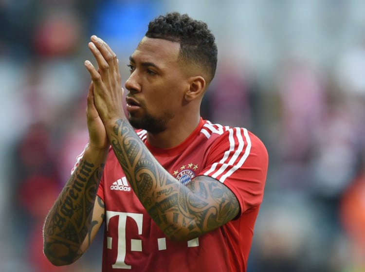 Bayern Münchens Abwehrchef Jerome Boateng im Dezember 2015 im FC Bayern München Trikot - gut zu sehen seine Tattoos! AFP PHOTO / CHRISTOF STACHE