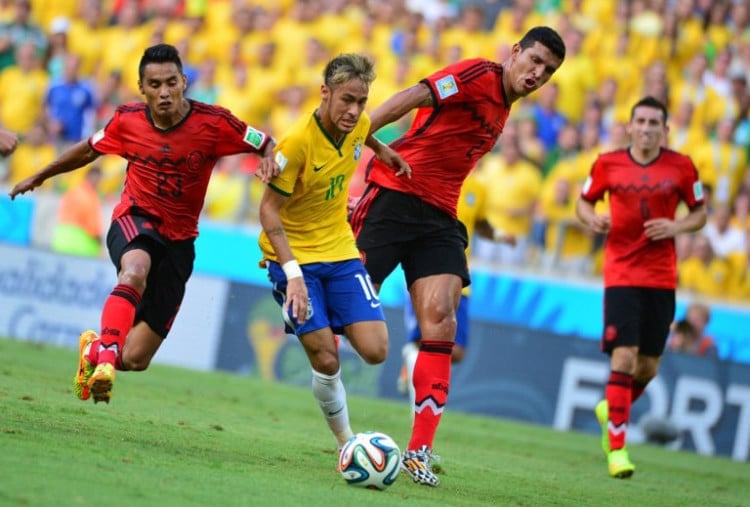 Neymar (C) aus Brasiliens gegen Mexiko in Fortaleza bei der WM 2014 in Brasilien am 17.Juni 2014. AFP PHOTO / YURI CORTEZ