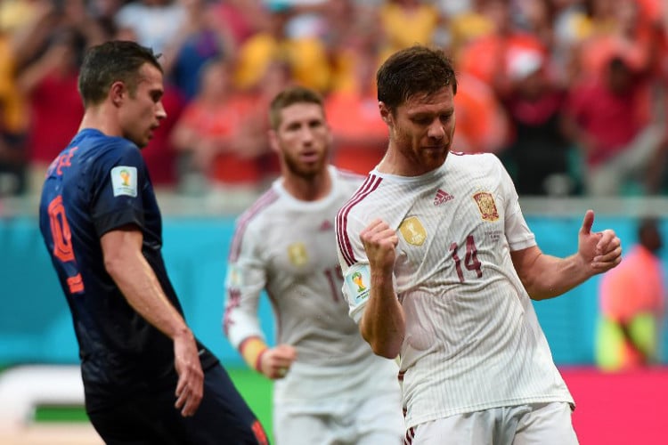 Spaniens Xabi Alonso (front) am 13.Juni 2014 bei seinem Tor gegen die Niederlande per Foulelfmeter. AFP PHOTO / DAMIEN MEYER / AFP / DAMIEN MEYER