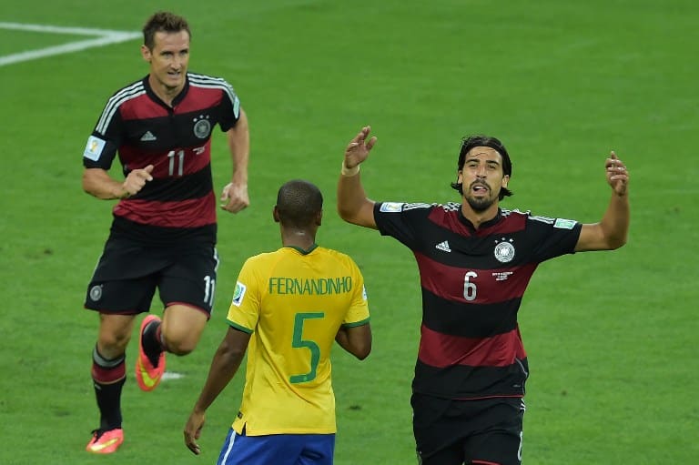 Sami Khedira feiert mit Miroslav Klose (L) das 7:1 im Halbfinale gegen Brasilien in Belo Horizonte am 8.Juli 2014. AFP PHOTO / GABRIEL BOUYS