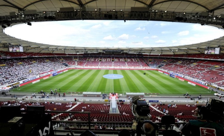 Zuschauer warten auf den Anpfiff des Fußball-Erstligaspiels VfB Stuttgart gegen Schalke 04 in der umgebauten Mercedes Benz Arena in der süddeutschen Stadt Stuttgart am 6. August 2011. AFP PHOTO / THOMAS KIENZLE