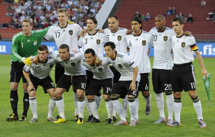 Die deutsche Startaufstellung beim letzten Aufeinandertreffen gegen Ungarn am 29.Mai 2010 in Budapest. Deutschland spielt im WM 2010 Trikot und gewinnt problemlos mit 3:0.AFP PHOTO / JOHN MACDOUGALL