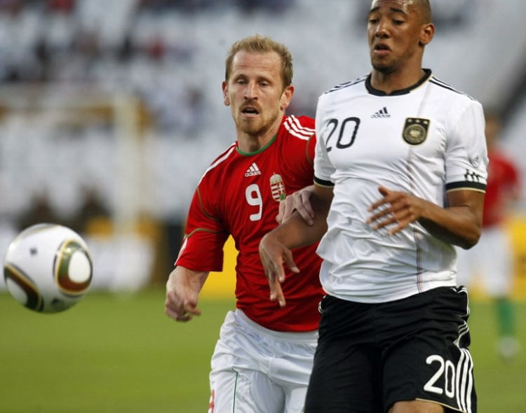 Der Ungar Sandor Torghelle (L) gegen Jerome Boateng beim Aufeinandertreffen gegen Ungarn am 29.Mai 2010 in Budapest. Deutschland spielt im WM 2010 Trikot und gewinnt problemlos mit 3:0.AFP PHOTO / JOHN MACDOUGALL