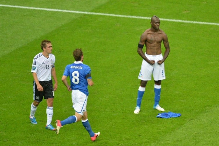 Italiens Mario Balotelli (R) feiert mit Claudio Marchisio (C) das 1:0 im EM2012-Halbfinale am 28.Juni 2012. AFP PHOTO / GABRIEL BOUYS / AFP / GABRIEL BOUYS