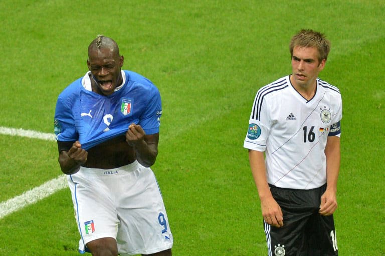Italiens Mario Balotelli (R) feiert das 1:0 im EM2012-Halbfinale am 28.Juni 2012. Philipp Lahm war machtlos. AFP PHOTO / GABRIEL BOUYS / AFP / GABRIEL BOUYS