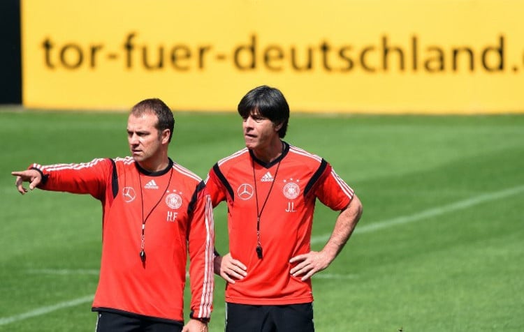 Joachim Loew (R) mit Ex-Coach Hansi Flick im Trainingslager San Leonardo in Passiria, Italien am 22.Mai 2014 vor dem FIFA World Cup 2014. AFP PHOTO / PATRIK STOLLARZ