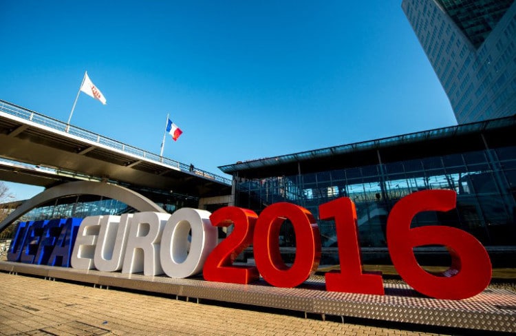Riesige Buchstaben "UEFA EURO 2016" kündigen in Lille, Nordfrankreich, die Fußball-EM 2016 an. / AFP / PHILIPPE HUGUEN