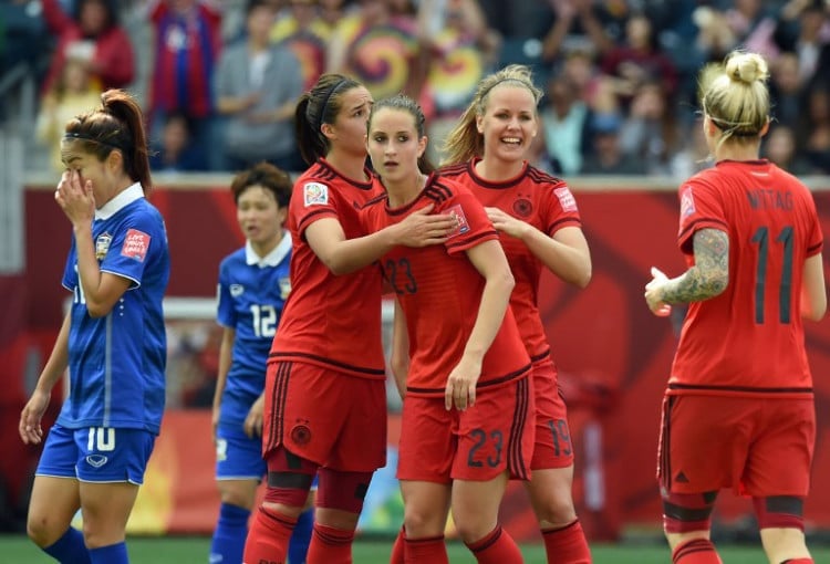 Sara Daebritz (Rückennummer 23) wird bejubelt nach ihrem Tor gegen Thailand in der WM 2015 Vorrrunde. AFP PHOTO/JEWEL SAMAD