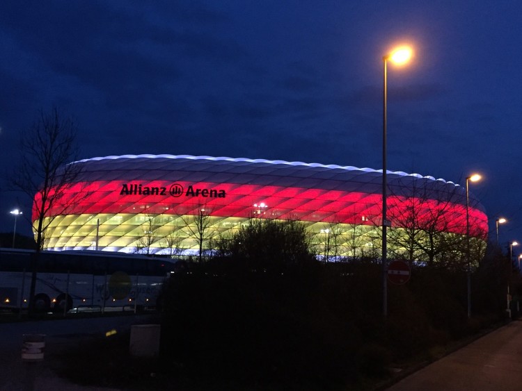 Die Allianz Arena in schwarz-rot-gold erleuchtet beim Länderspiel gegen Italien am 29.03.2016. Drei Vorrundenspiele und ein EM-Viertelfinale werden 2020 hier ausgetragen. (Foto eigene Quelle)