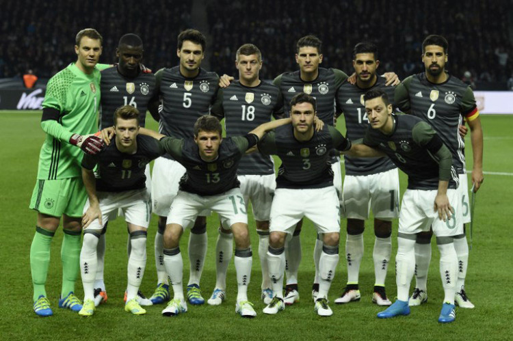 Deutschlandspiel gegen England am 26.03.2016 - die Startaufstellung, das erste Mal im neuen DFB Trikot 2016. (Foto AFP)