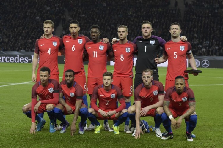 Die englische Nationalmannschaft im neuen Auswärtstrikot 2016 gegen Deutschland am 26.März 2016. / AFP / TOBIAS SCHWARZ