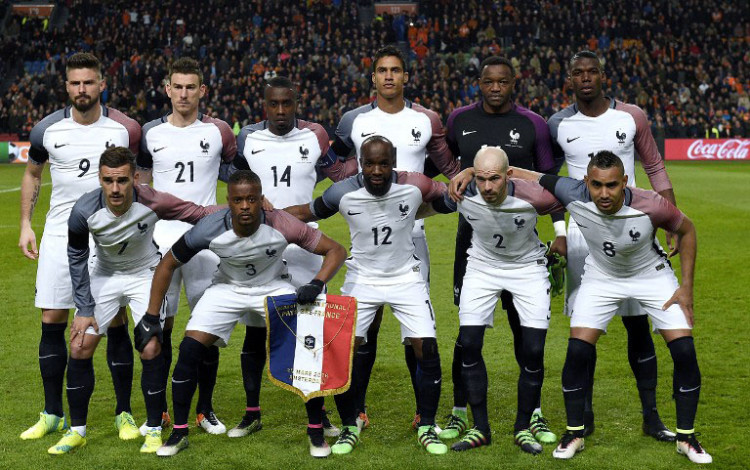 Die französische Nationalmannschaft gegen die Niederlandeam 25.März 2016 von hinten links an: Olivier Giroud, Laurent Koscielny, Blaise Matuidi, Raphael Varane, Torwart Steve Mandanda, Paul Pogba (vorne von links) Antoine Griezmann, Patrice Evra, Lassana Diarra, Christophe Jallet und Dimitri Payet. AFP PHOTO / FRANCK FIFE