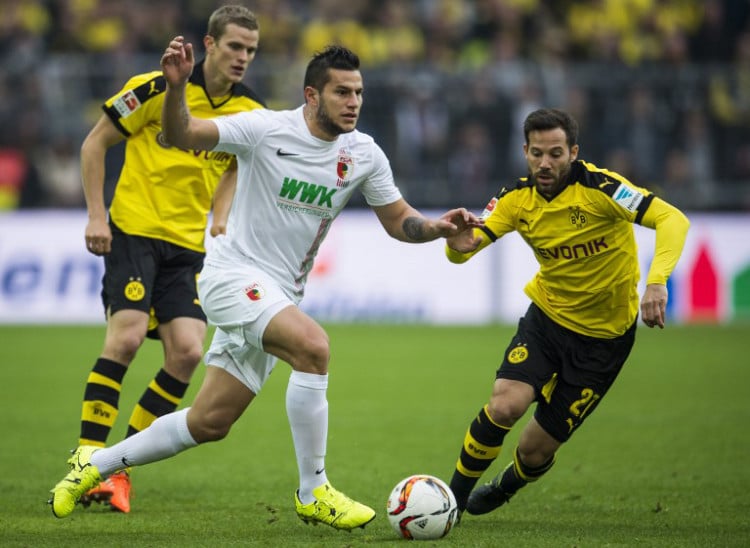 Fußball heute: Bundesliga Spielplan am 27.Spieltag - Augsburgs Raul Bobadilla und Dortmund's Gonzalo Castro (R) - hier beim 5:1 des BVB am 25.Oktober 2015 in Dortmund. AFP PHOTO / ODD ANDERSEN