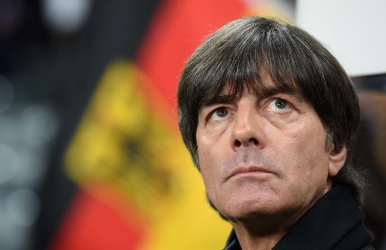 Joachim Löw vor dem Spiel in der Allianz Arena. / AFP / CHRISTOF STACHE