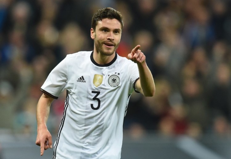 Abwehrspieler Jonas Hector feiert sein Tor zum 3:0 gegen Italien am 30.03.2016. / AFP / CHRISTOF STACHE