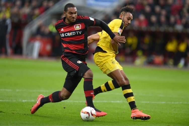 Jonathan Glao wird erstmals in den DFB-Kader berufen. Hier im Kampf gegen Dortmund's Pierre-Emerick Aubameyang. / AFP / PATRIK STOLLARZ /