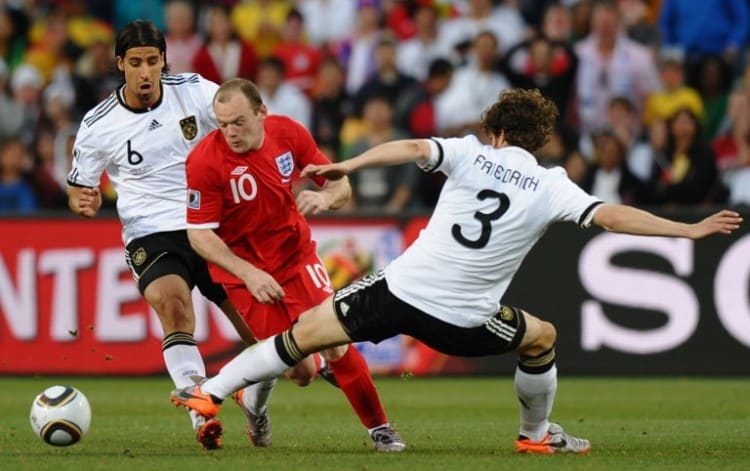 Deutschlands Verteidiger Arne Friedrich (R) und Mittelfeldspieler Sami Khedira (R) kämpfen mit Englands Stürmer Wayne Rooney (C) um den Ball während des Fußball-WM-Achtelfinalspiels Deutschland gegen England am 27. Juni 2010 im Free State Stadion in Mangaung/Bloemfontein. AFP PHOTO / PAUL ELLIS 