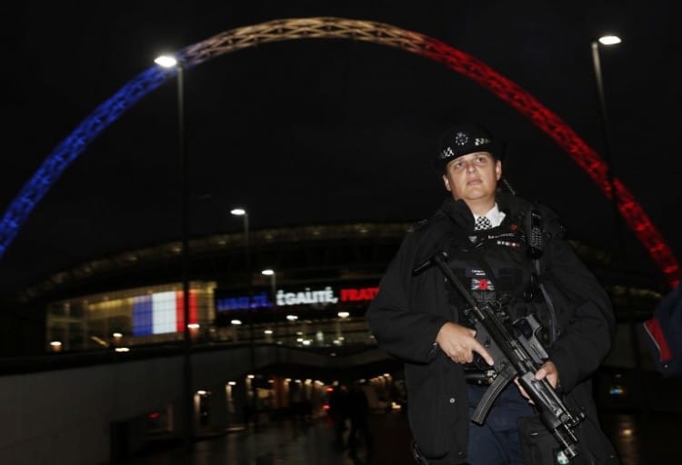 Terrorgefahr zur EM 2016 in Frankreich. Hier vor dem Länderspiel England gegen Frankreich am 17.November 2015 in London.<br /> AFP PHOTO / ADRIAN DENNIS