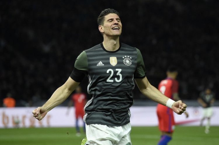 Maro Gomez feiert sein 2:0 gegen England. / AFP / ODD ANDERSEN