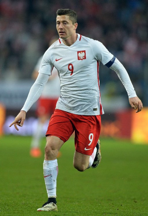 Polens Robert Lewandowski im neuen Polentrikot gegen Serbien am 23.März 2016 in Poznan. / AFP / JANEK SKARZYNSKI