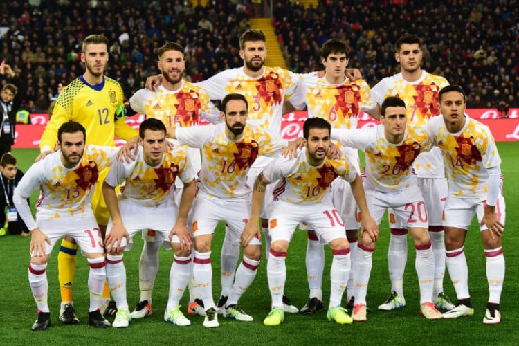 Die spanische Nationalmannschaft im neuen Auswärtstrikot gegen Italien am 24.März 2016. / AFP / GIUSEPPE CACACE