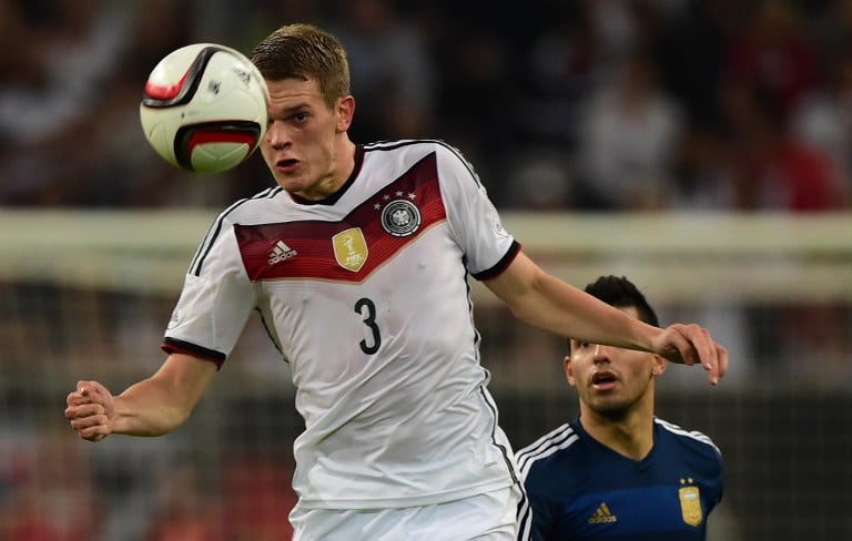 Germany's defender Matthias Ginter (L) im Zweikampf mit Argentiniens Stürmer Aguero während eines Freundschaftsspiels zwischen Deutschland und Argentinien in Duesseldorf am 3. September 2014. AFP PHOTO / JOHN MACDOUGALL