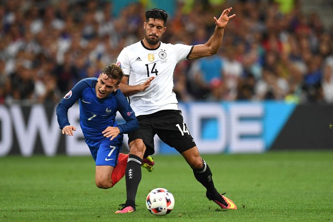 Emre Can beim EM 2016 Halbfinalspiel gegen Gastgeber Frankreich./ AFP PHOTO / PATRIK STOLLARZ