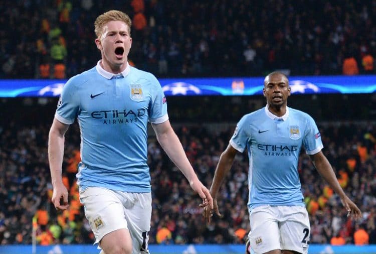 Manchester City's Kevin De Bruyne (li.) feiert erfolgreiches com eback / AFP PHOTO / OLI SCARFF