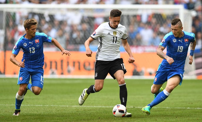 Julian Draxler (M) im EM-Spiel gegen die Slowakei. / AFP PHOTO / PATRIK STOLLARZ