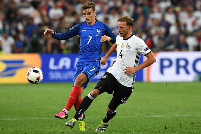 Antoine Griezmann (L) und Benedikt Höwedes  / AFP PHOTO / FRANCK FIFE