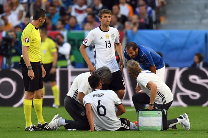 Sami Khedira verletzt sich beim EM-2016 Halbfinale gegen Frankreich. / AFP PHOTO / PATRIK STOLLARZ