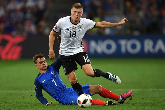 Toni Kroos und Antoine Griezmann beim EM-2016 Halbfinale Deutschland gegen Frankreich. / AFP PHOTO / PATRIK STOLLARZ