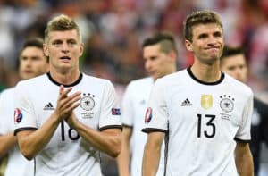 Kroos und Müller nach dem EM-Aus gegen Frankreich. / AFP PHOTO / FRANCK FIFE