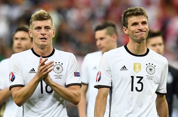 Kroos und Müller nach dem EM-Aus gegen Frankreich. / AFP PHOTO / FRANCK FIFE