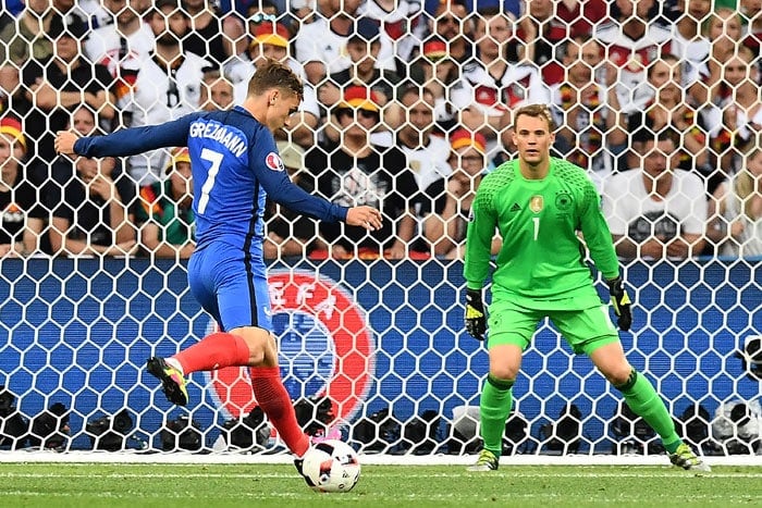 Manuel Neuer gegen Antoine Griezmann beim EM-Halbfinale am 7.Juli 2016. / AFP PHOTO / FRANCK FIFE