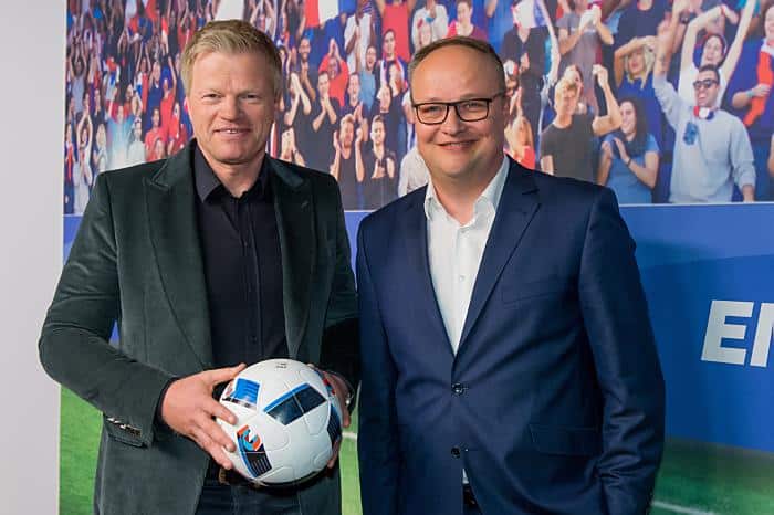 ZDF Livestream: Los geht es mit der heutigen Berichterstattung schon um 14:05 Uhr, wenn Oliver Welke und Oliver Kahn im EM-Studio loslegen. (Copyright: ZDF/Svea Pietschmann)