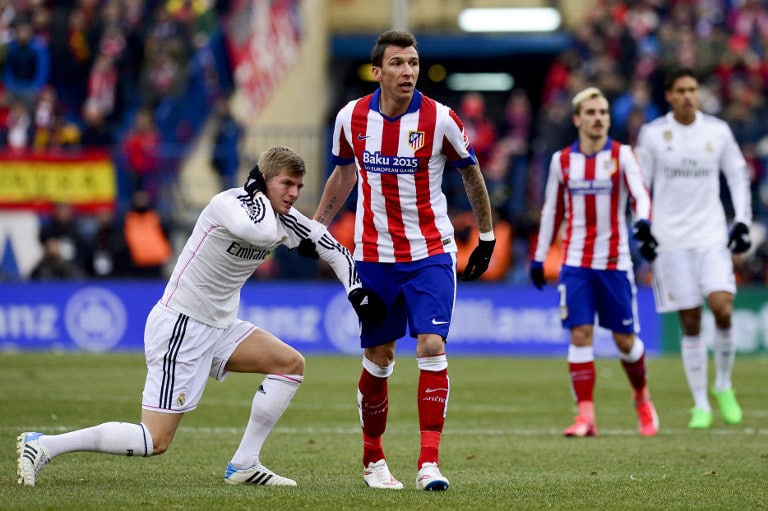 Toni Kroos (L) und Mario Mandzukic beim spanischen Ligaspiel zwischen Atletico de Madrid und Real Madrid am 7.Februar 2015. AFP PHOTO/ DANI POZO