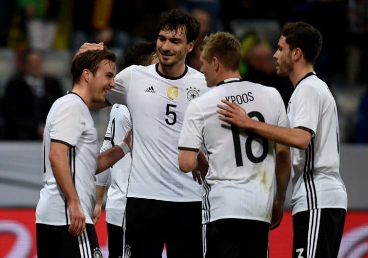 Mats Hummels und seine Mitspieler feiern sein Tor gegen Italien beim 4:1 Sieg in München am 29.März.2016. / AFP / PATRIK STOLLARZ