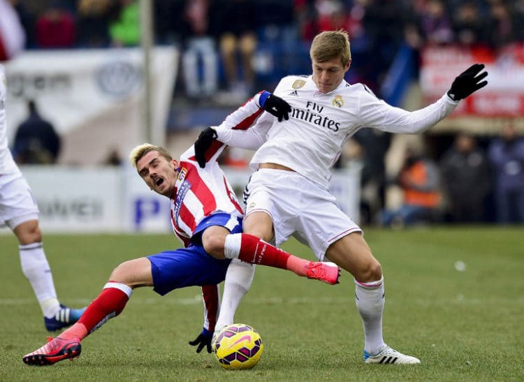 Atletico Madrid's Antoine Griezmann (L) gegen Real Madrid's und Nationalspieler Toni Kroos am 7.Februar 2015 in der spanischen Liga. AFP PHOTO/ DANI POZO /